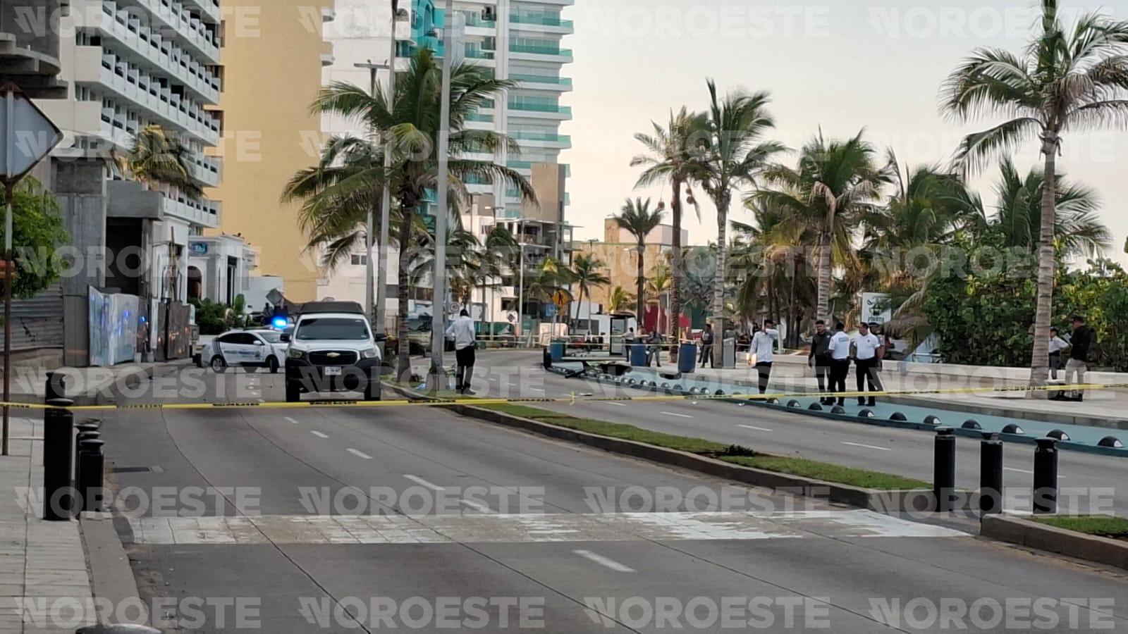 $!Mueren dos jóvenes tras chocar en moto contra luminaria en la Avenida del Mar, en Mazatlán