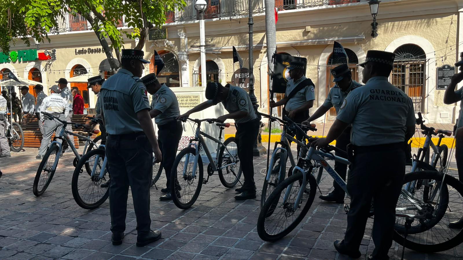 $!Entrega Gobierno de Mazatlán 50 bicicletas a fuerzas federales para patrullajes
