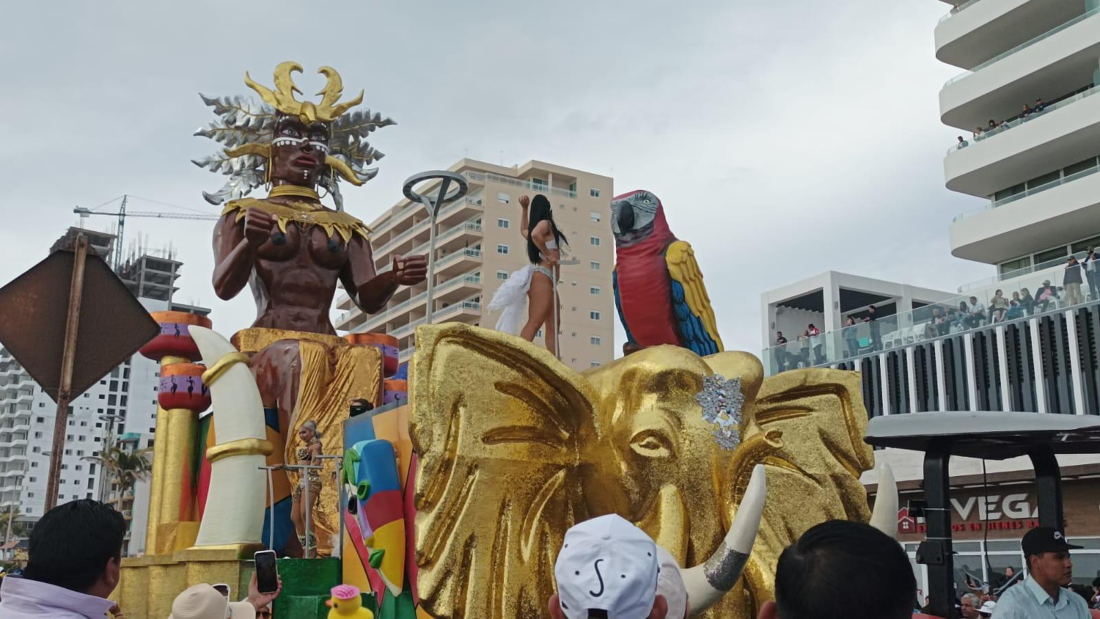 $!Se despide la realeza con emotividad en el segundo y último desfile del Carnaval de Mazatlán 2024