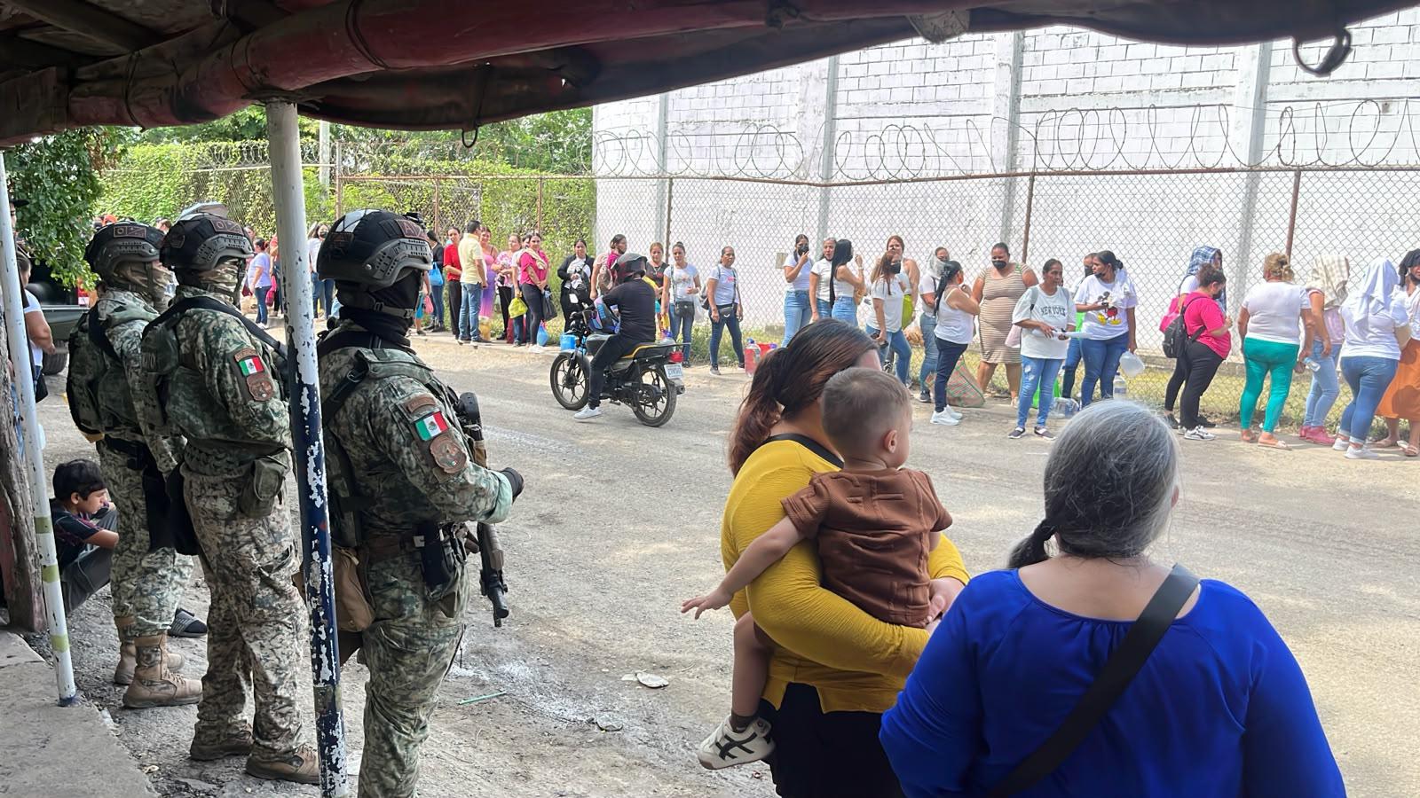 $!Bajo protocolos de seguridad familiares comienzan a ingresan al penal El Castillo, en Mazatlán