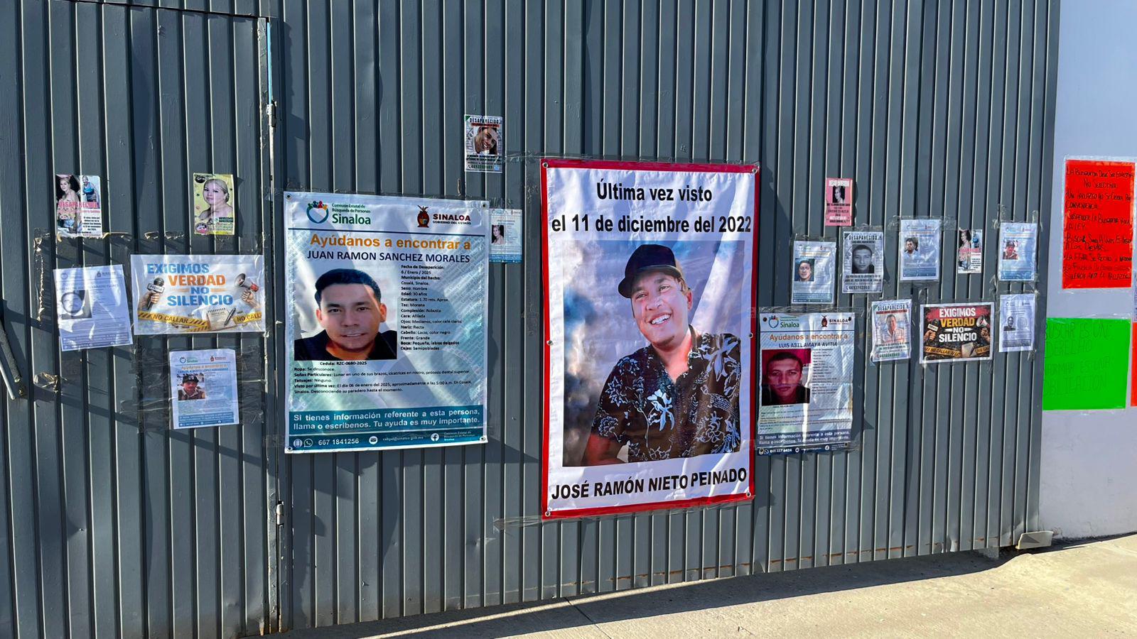 $!Gritan en Semefo y Vicefiscalía en Mazatlán por sus desaparecidos