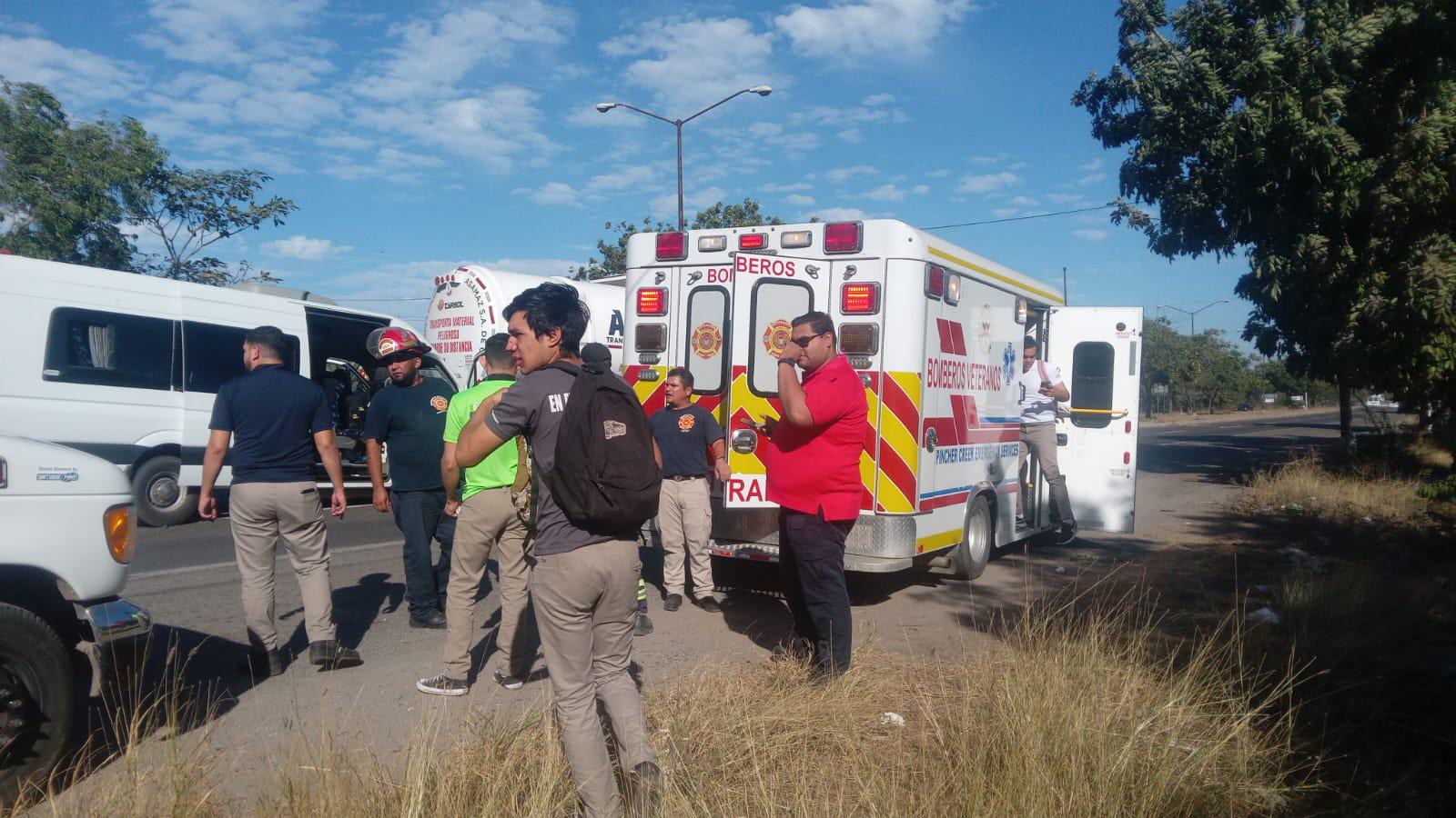$!Se registra volcadura y carambola en la Carretera Internacional frente al Cereso de Mazatlán
