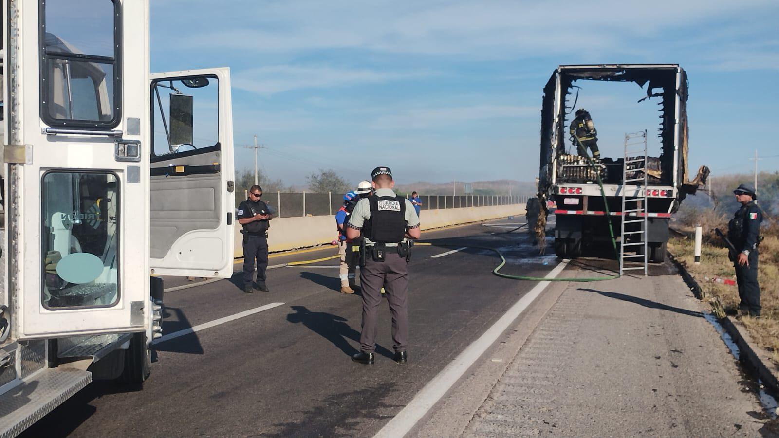 $!Cierran por hora y media la Mazatlán-Culiacán por incendio de tráiler cerca de Mármol