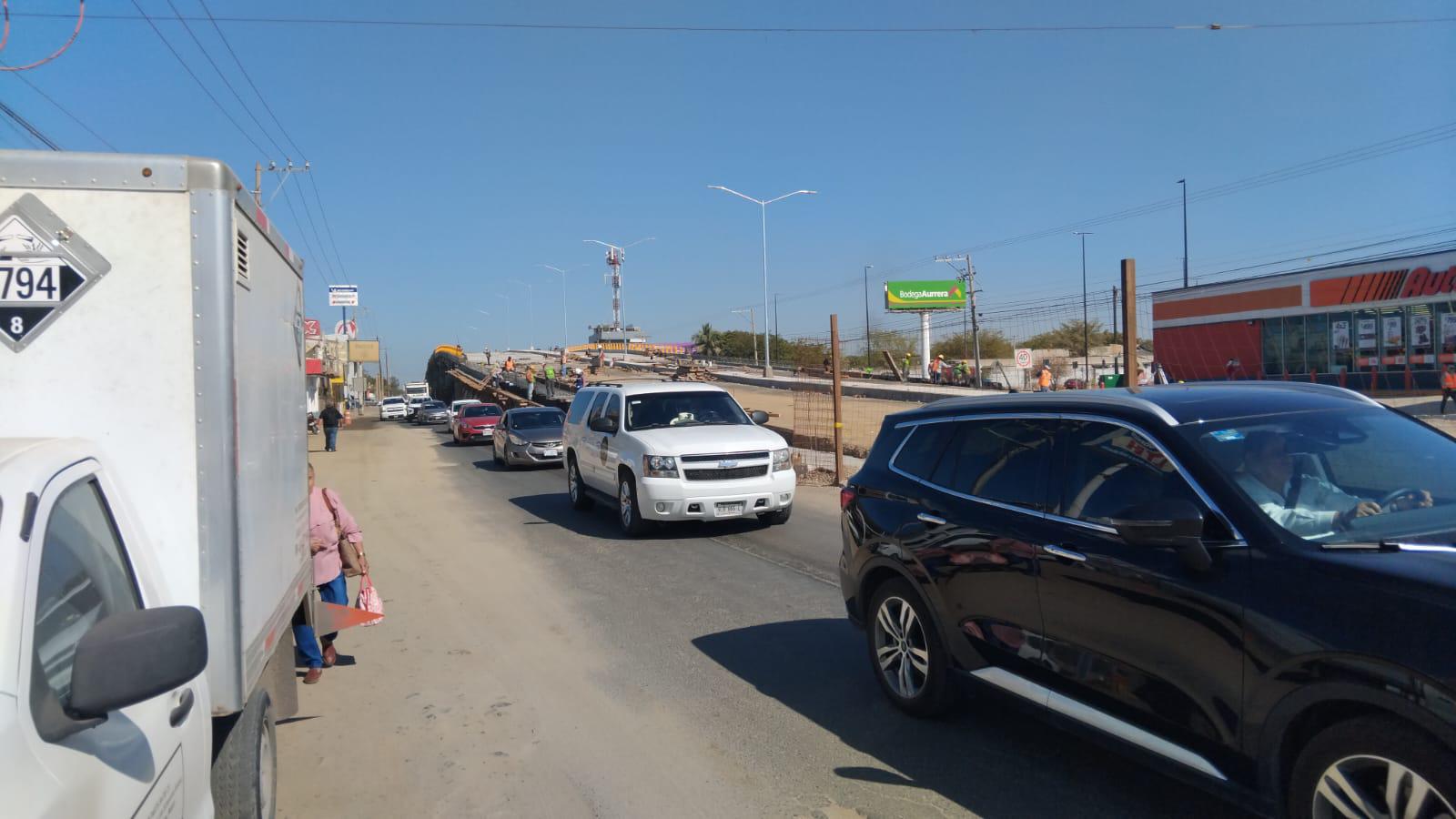 $!Apresuran apertura del puente de la Colosio, en Mazatlán, pero vecinos temen que no dejen banquetas