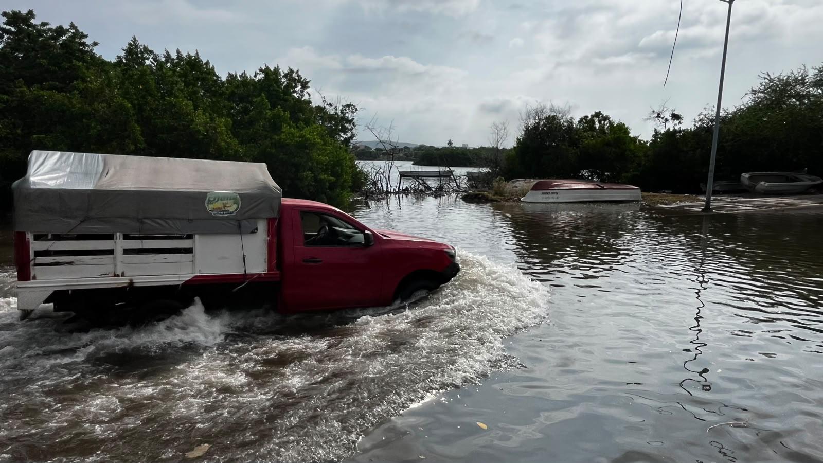 $!Se desborda el Arroyo Jabalines y afecta calles de la Colonia Estero, en Mazatlán