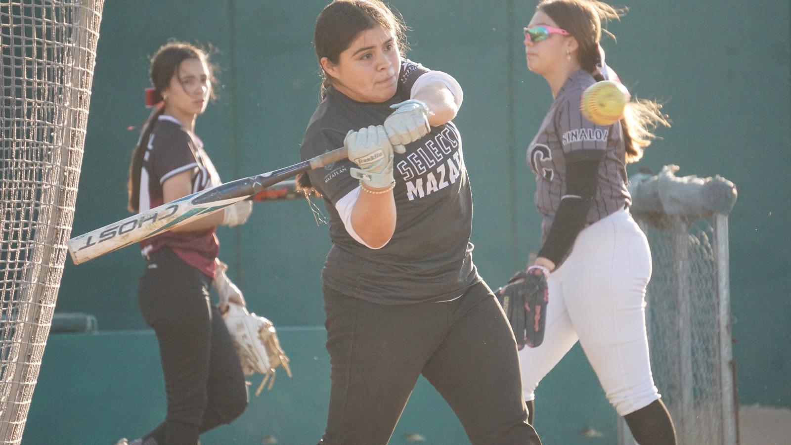 $!Sinaloa afina su softbol femenil rumbo al Macro Regional Conade