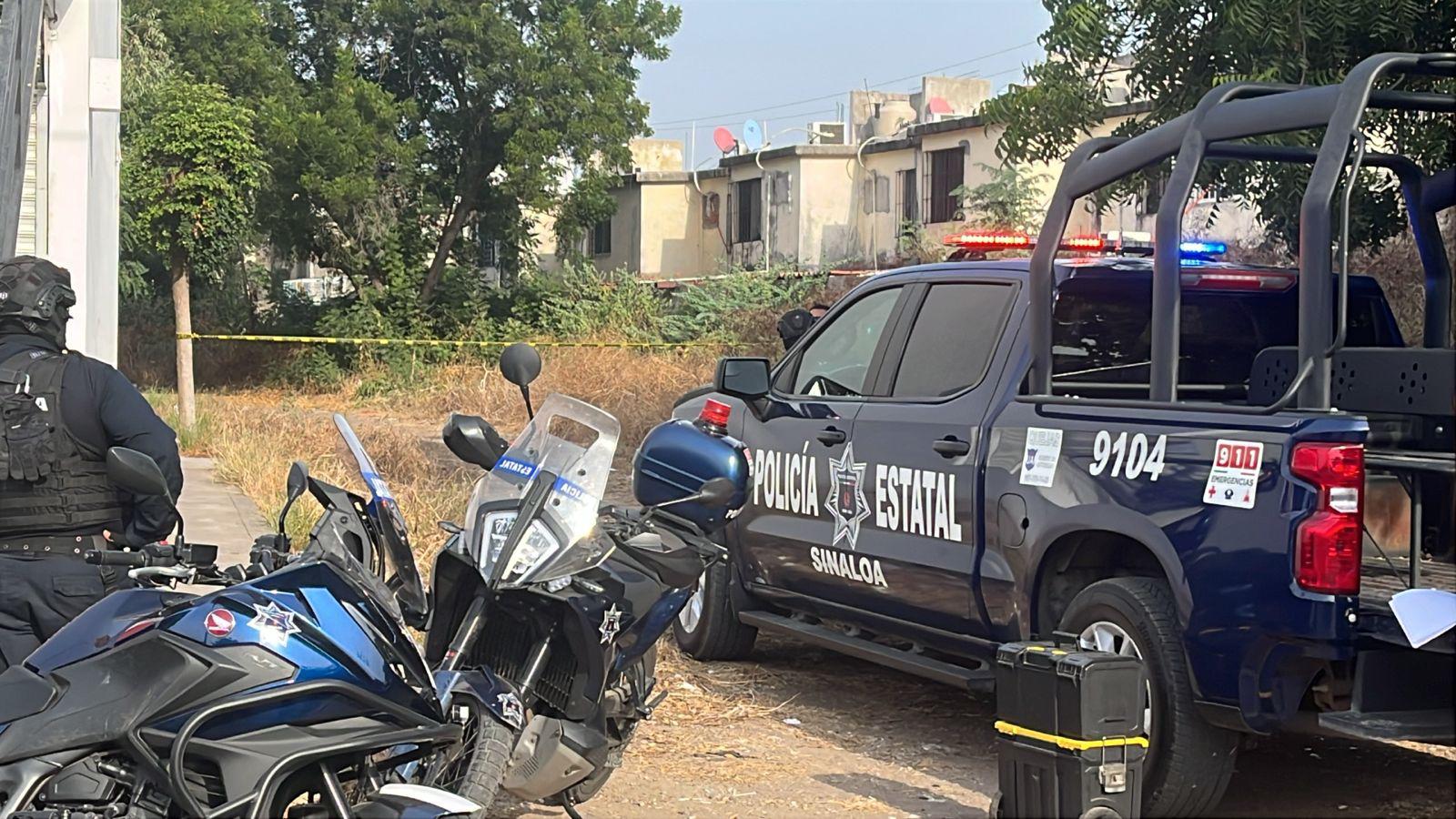 $!Hallan a joven sin vida con heridas de bala en lote baldío de Infonavit Solidaridad, Culiacán