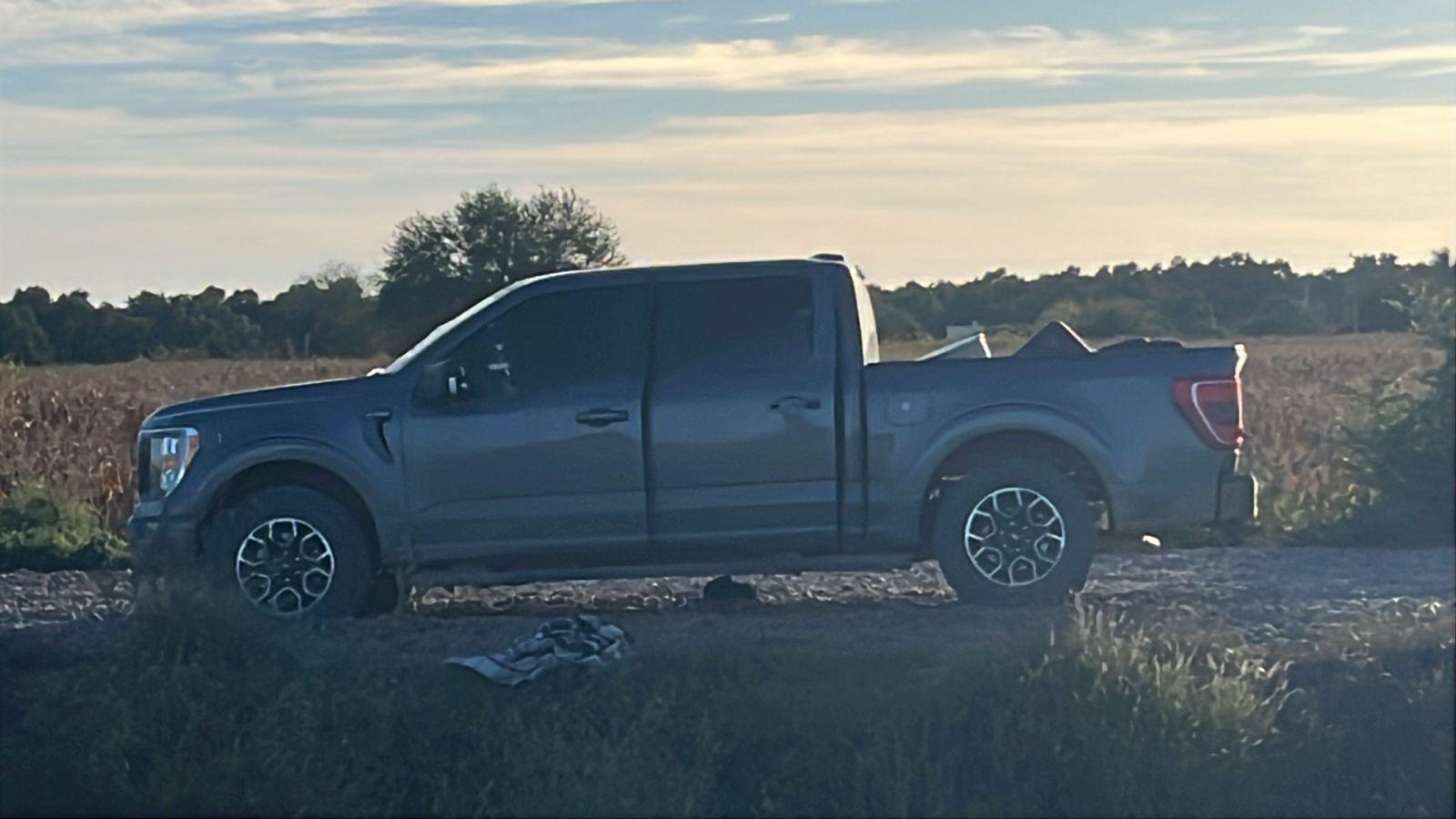 $!Aseguran dos camionetas tras enfrentamiento entre civiles y militares en Otameto, Navolato