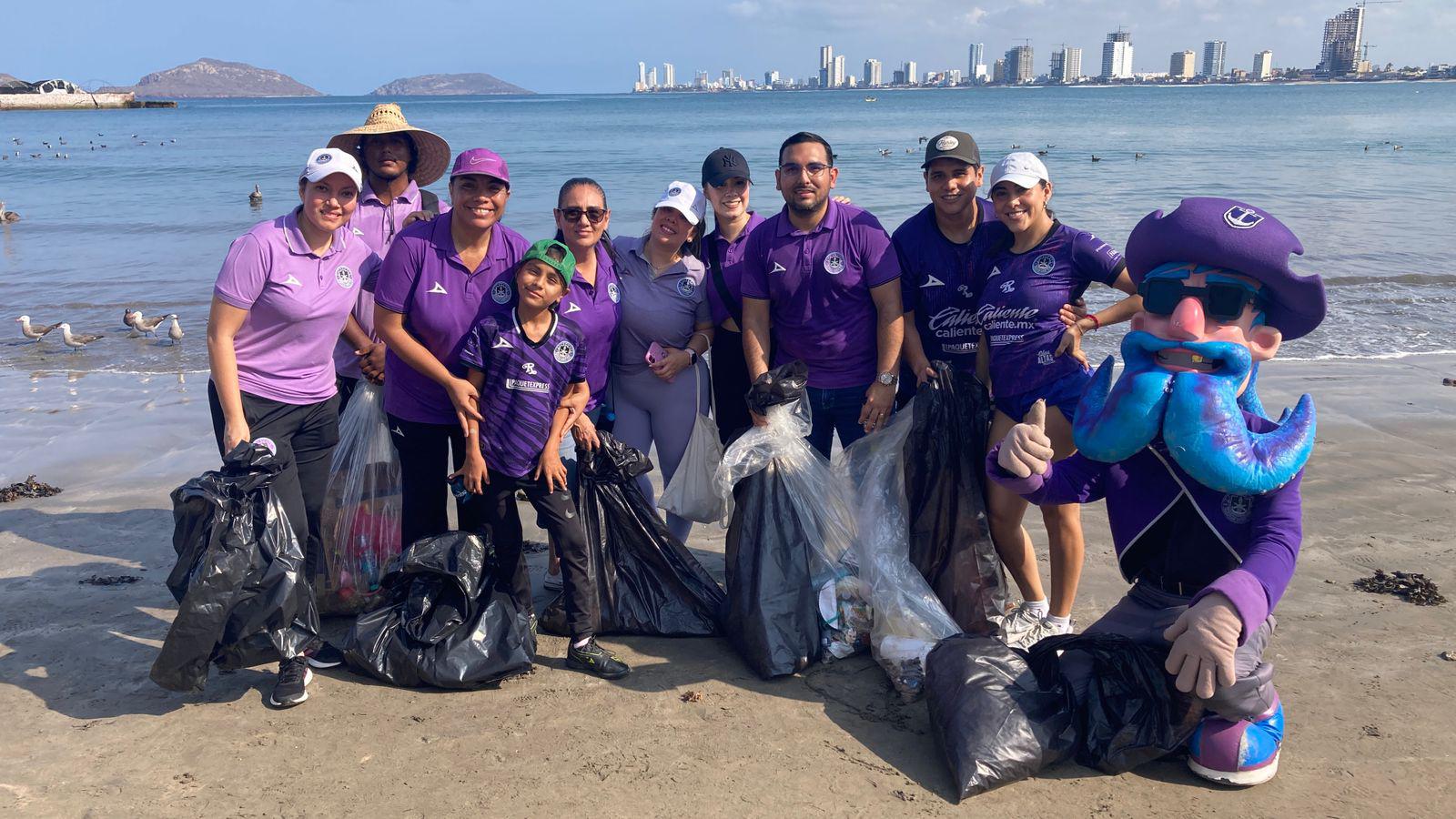 $!El Capitán Krak y su “equipo” de Mazatlán FC, presentes en la jornada de limpieza