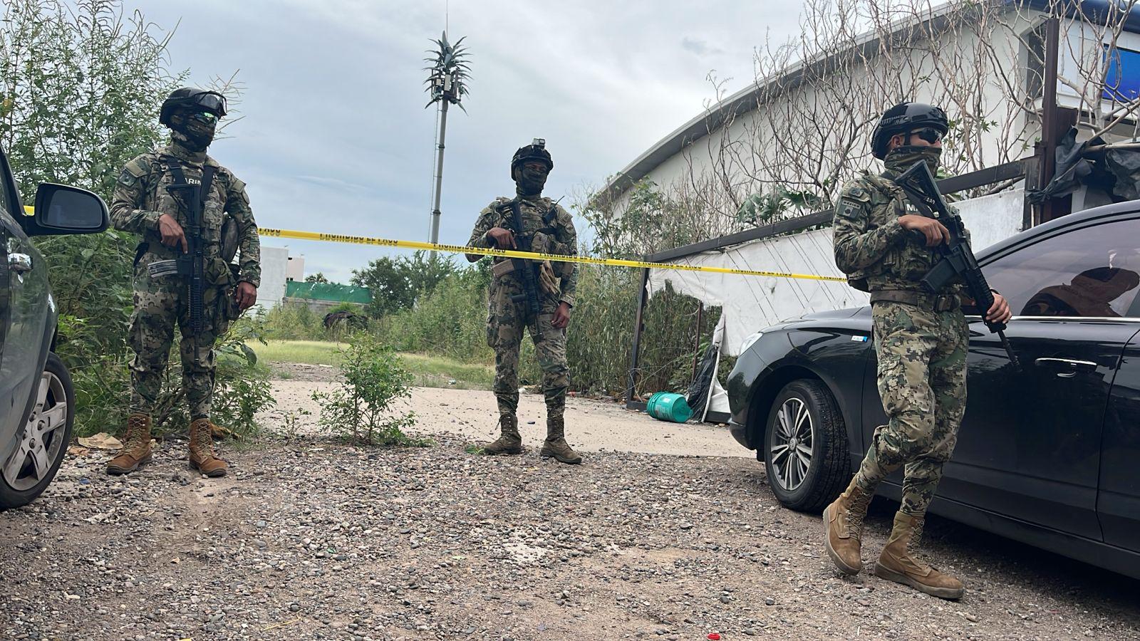 $!Hallan cuerpo en descomposición en lote baldío frente a SEPyC en Culiacán