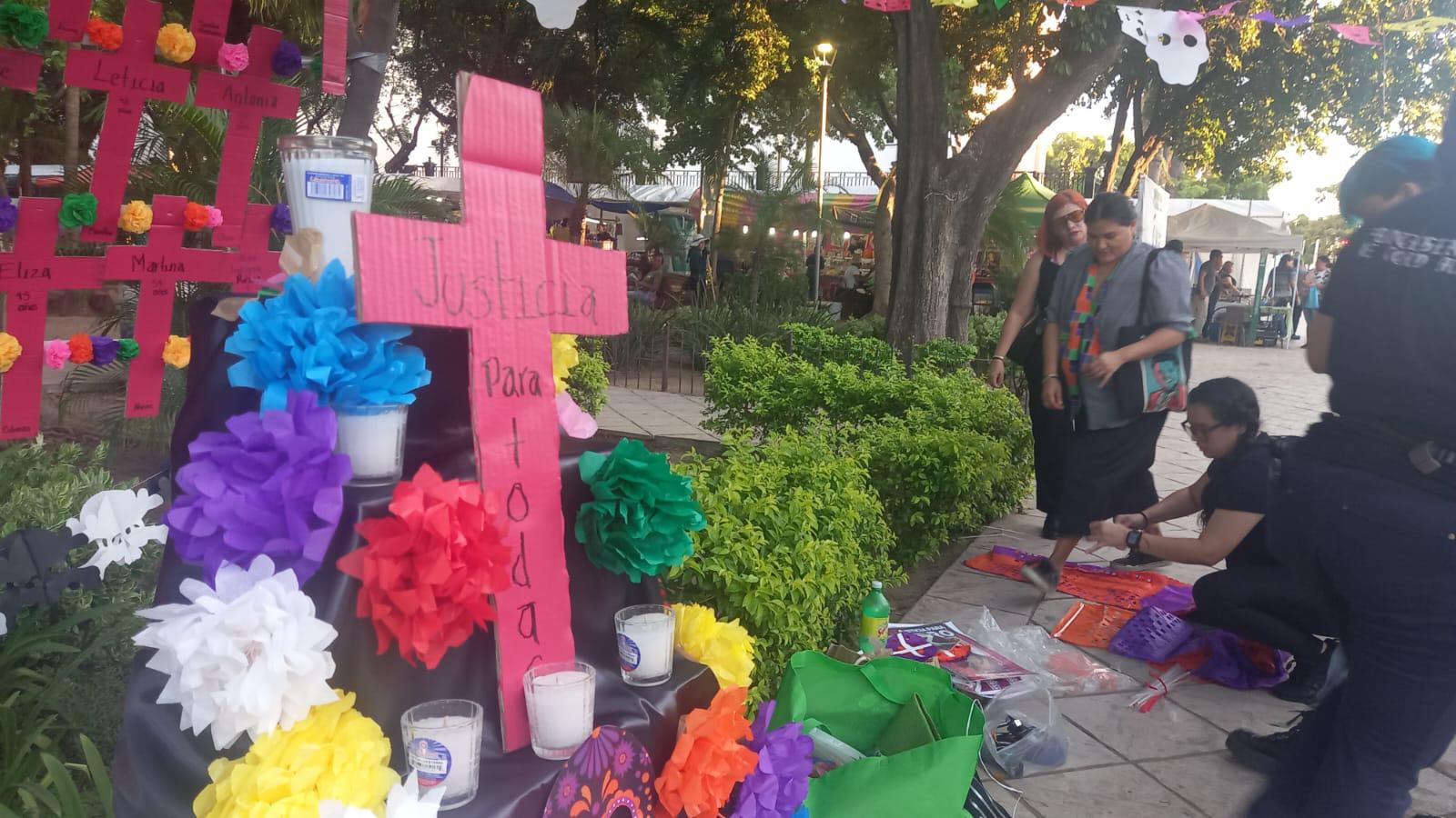 $!Colectivas feministas de Sinaloa instalan altar en memoria de las víctimas de feminicidio