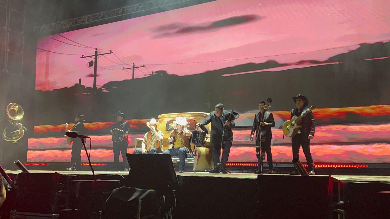 $!Abren la fiesta carnavalera Julión Álvarez y Alfredo Olivas con el Rey de la Alegría Héctor II