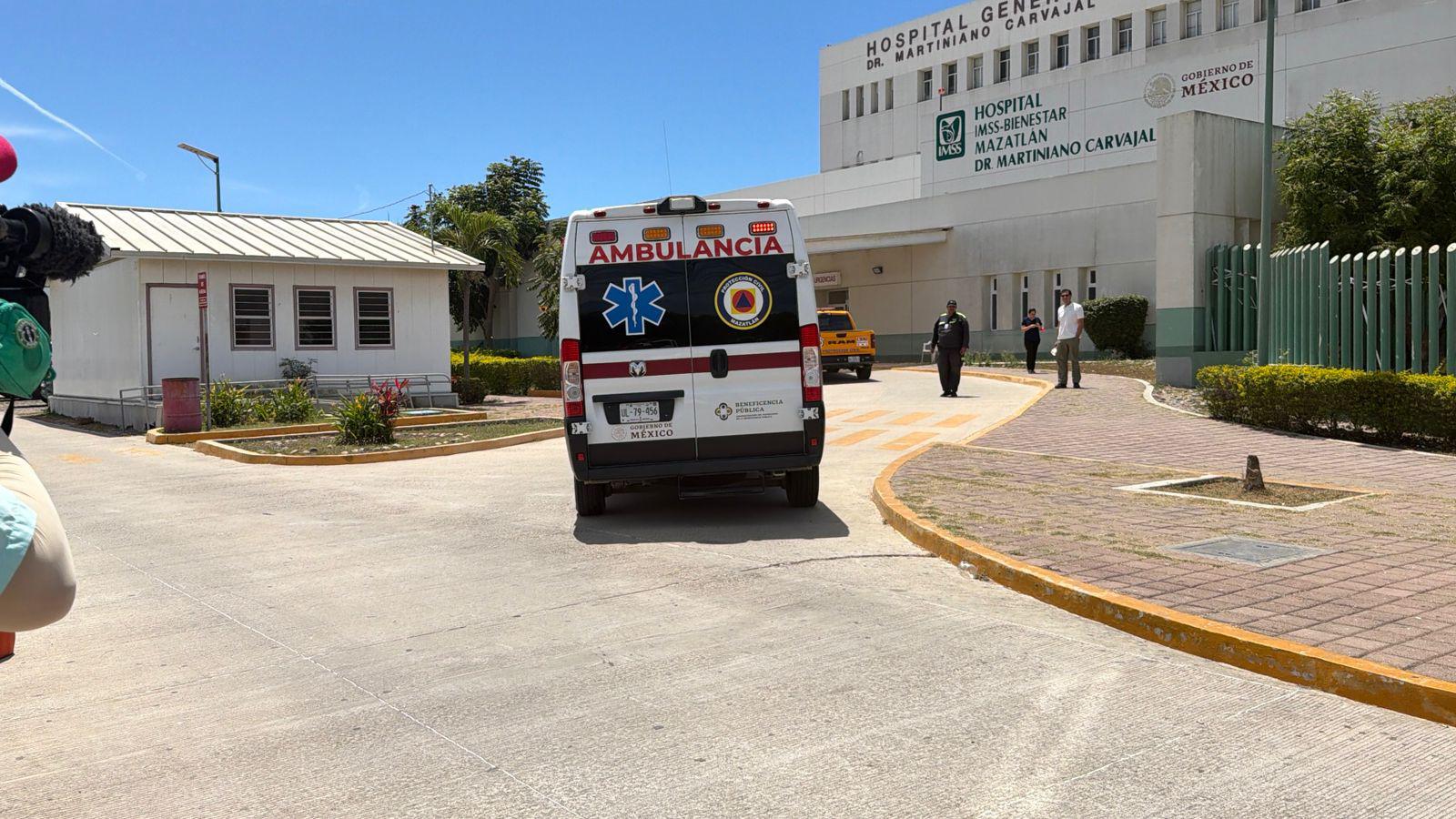 $!Arriba a Hospital General de Mazatlán segundo minero rescatado en El Rosario