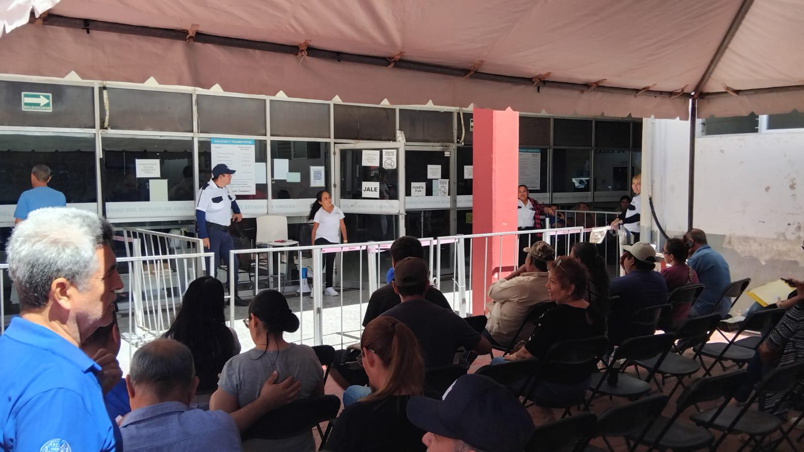 $!Registran oficinas de Gobierno gran afluencia de gente para trámites vehiculares y de licencia permanente