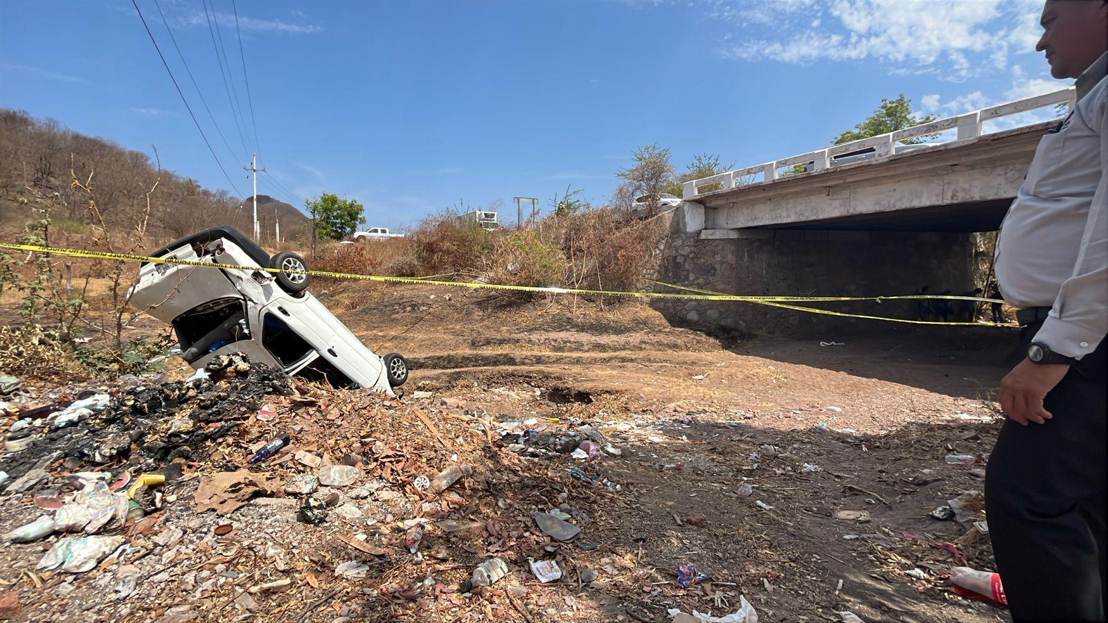 $!Muere un hombre y su hijo resulta gravemente herido tras volcadura en la México 15, al norte de Culiacán