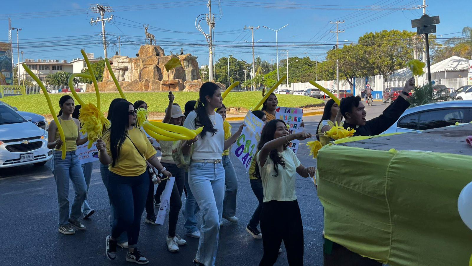 $!Recuerdan jóvenes el sentido de la Semana Santa con manifestación en Mazatlán
