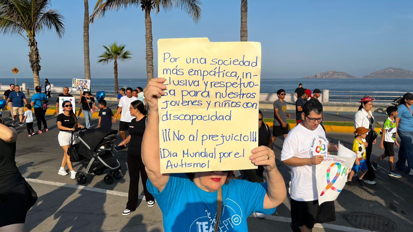 $!Celebra CRIT Sinaloa colorida caminata en conmemoración al Día Mundial del Autismo