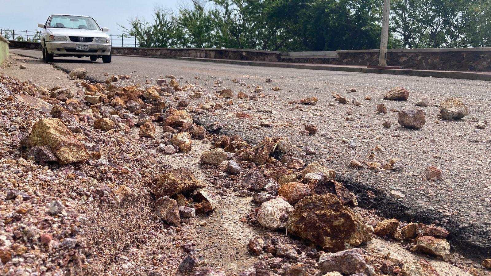 $!Lluvias provocan desprendimiento de rocas en Cerro de la Nevería en Mazatlán