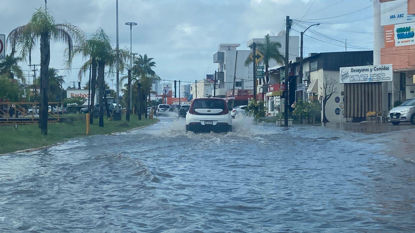 $!Tras las lluvias en Mazatlán, calles quedan encharcadas y alcantarillas rebosadas