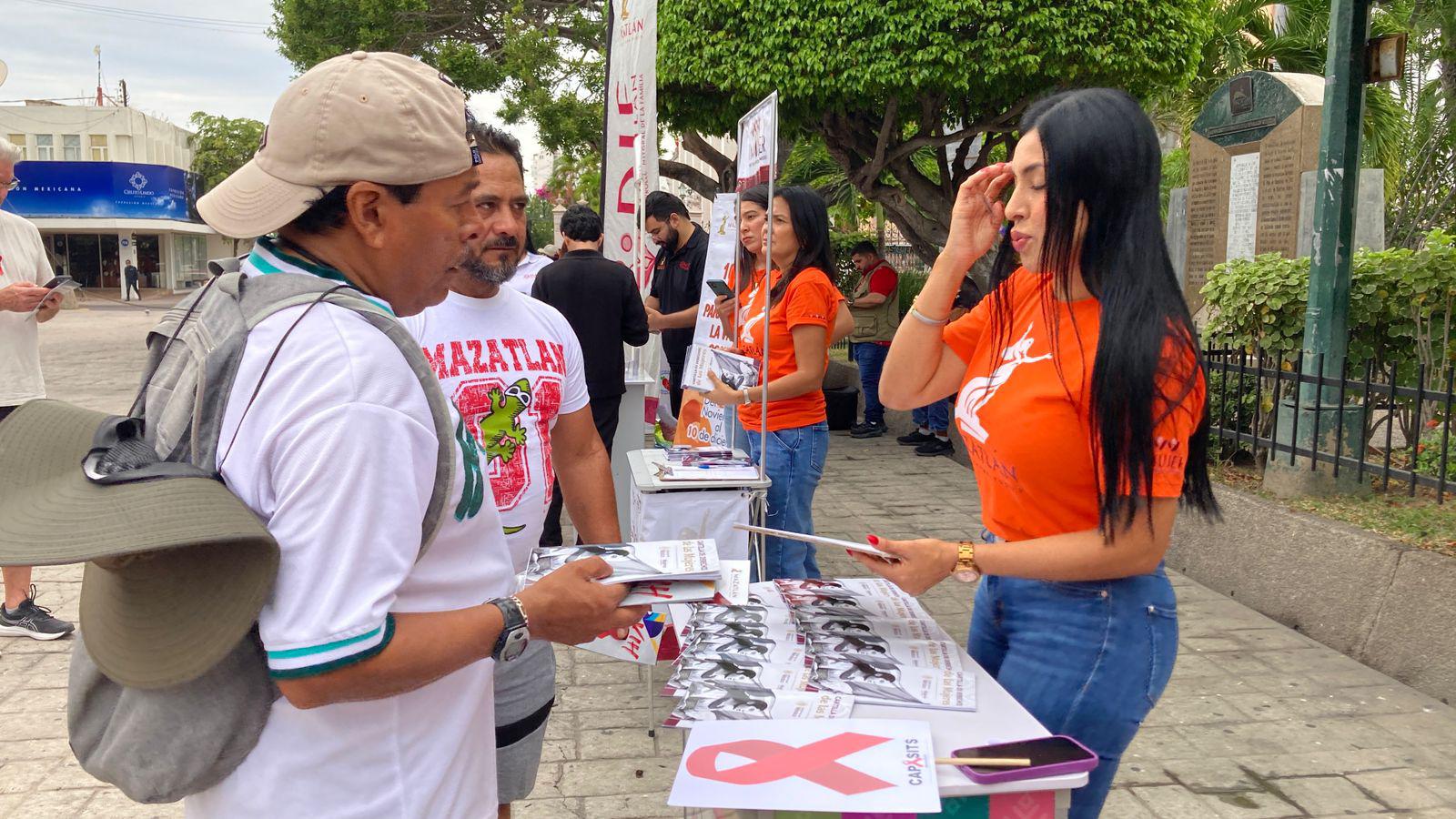 $!Marchan en Mazatlán por el Día Mundial de la Lucha contra el VIH/Sida