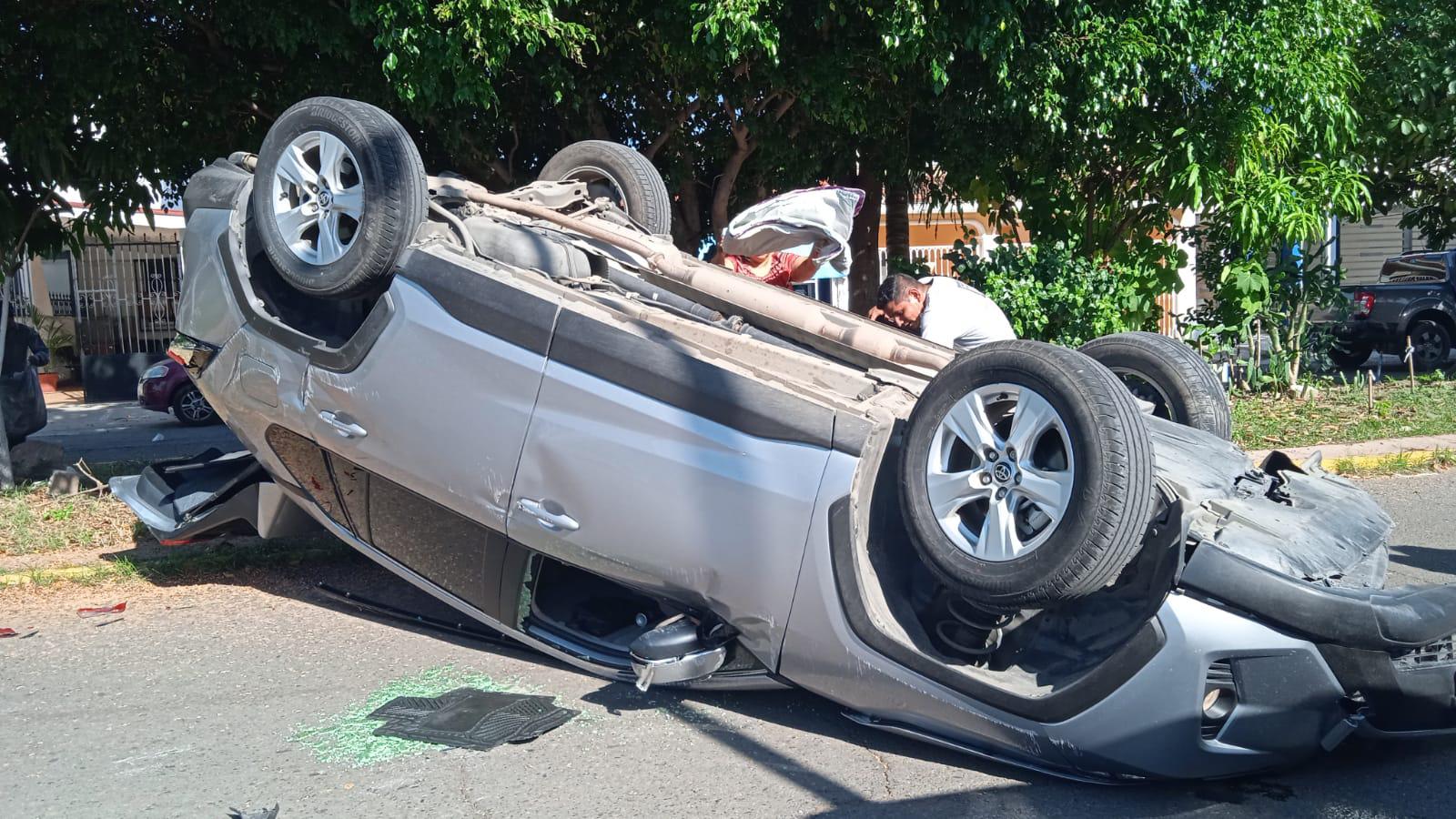 Camioneta choca contra auto estacionado y vuelca, en Mazatlán