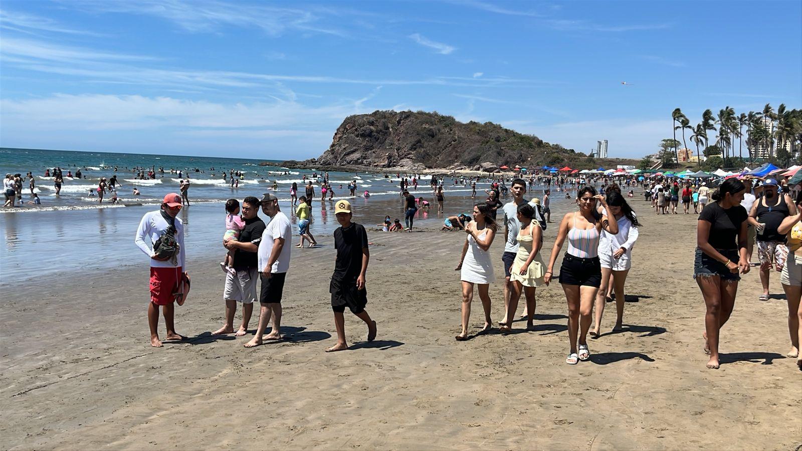 $!Aumenta afluencia de bañistas en las playas de la Zona Dorada de Mazatlán este Viernes Santo