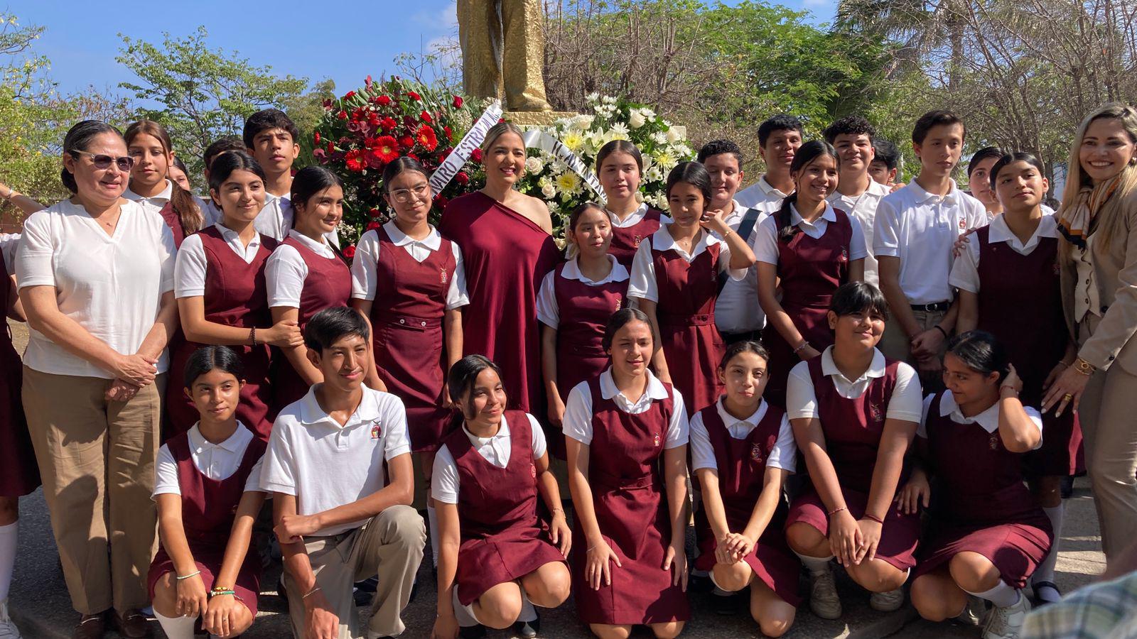 $!La Alcaldesa Estrella Palacios entre alumnos de la Escuela Secundaria Número 3 “Genaro Estrada”.