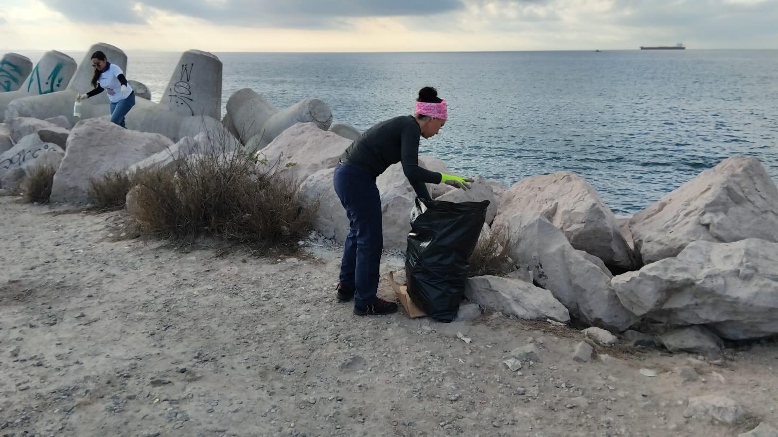 $!Unen esfuerzos para librar de basura la escollera del Faro Mazatlán