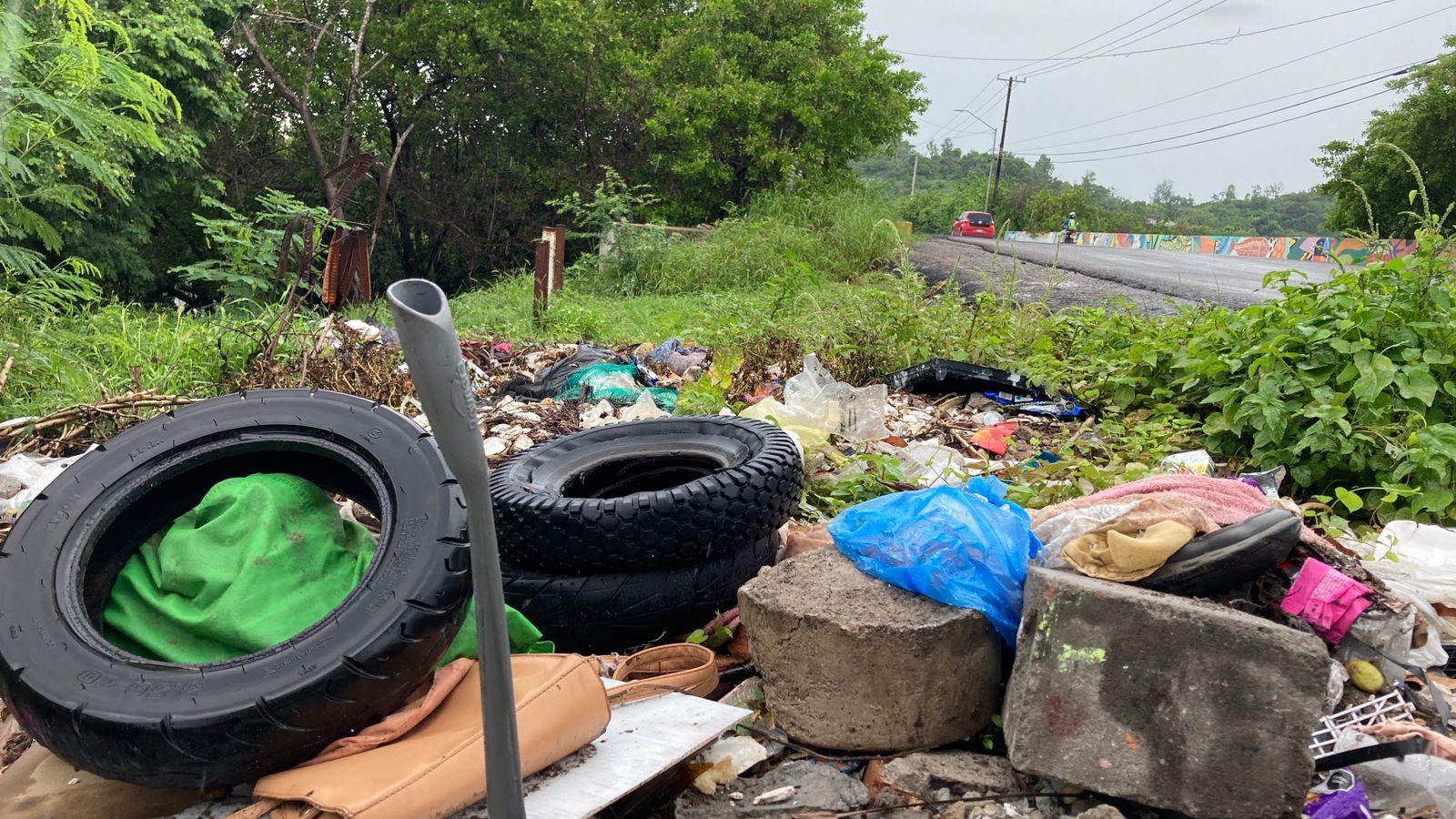 $!Permanece basura estancada a orillas del Estero del Infiernillo, en Mazatlán