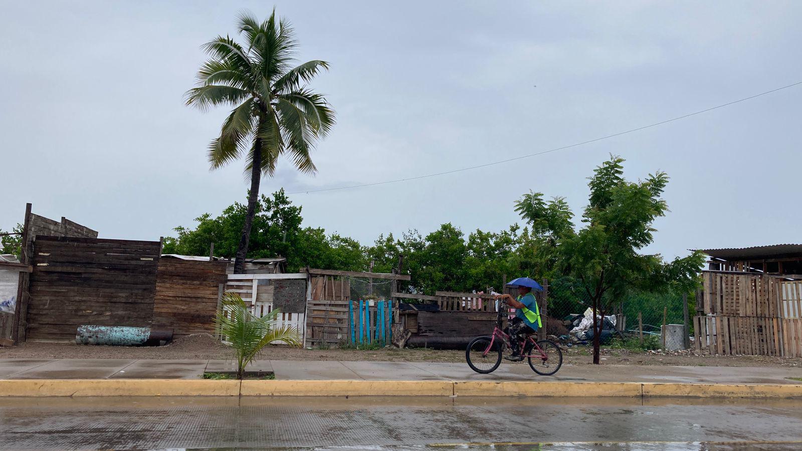 $!Permanece basura estancada a orillas del Estero del Infiernillo, en Mazatlán