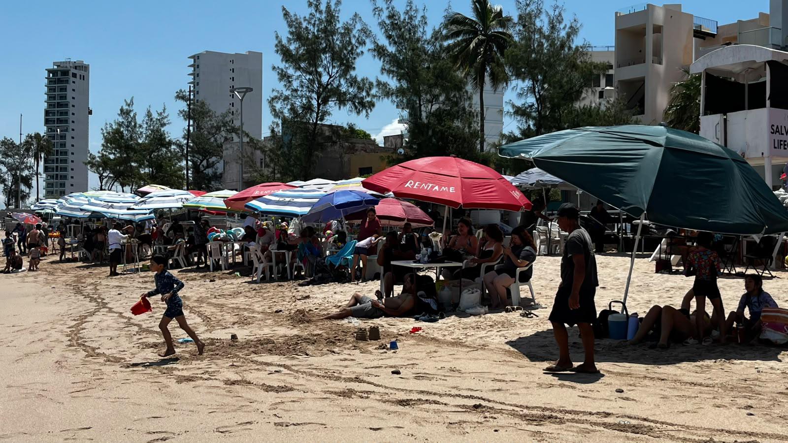 $!Reaparecen sombrillas en Playa Pinitos tras operativo de ordenamiento
