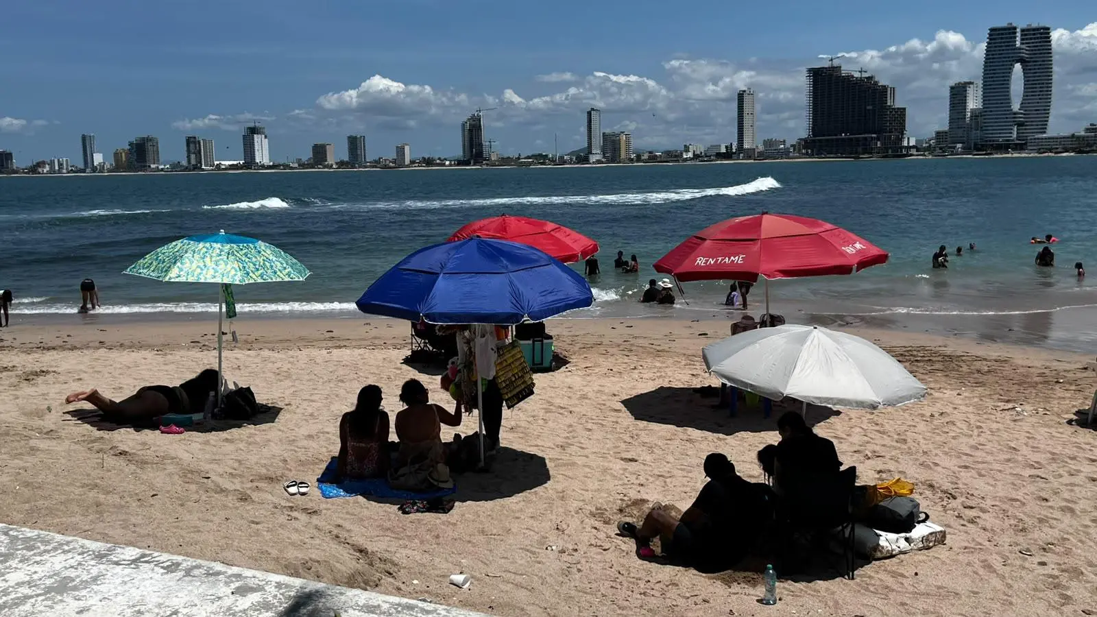 $!Reaparecen sombrillas en Playa Pinitos tras operativo de ordenamiento