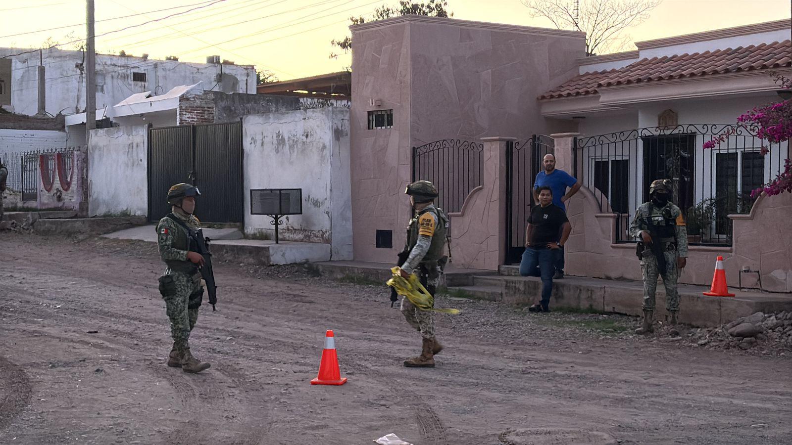 $!Incendian domicilio donde asesinaron a tres personas en la colonia Lázaro Cárdenas, en Culiacán