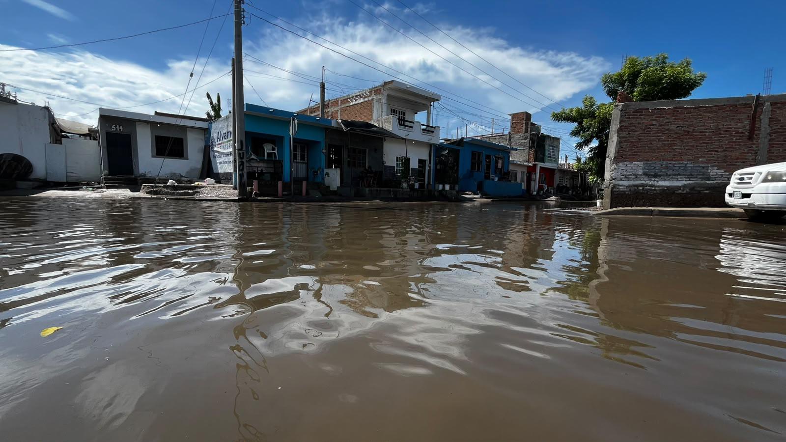 $!Se desborda agua en Estero del Infiernillo de Mazatlán y olas brincan en tramos del malecón