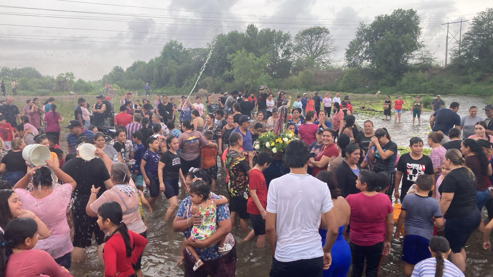 $!Cumplen en Villa Unión con el tradicional baño a San Juan Bautista en el Río Presidio