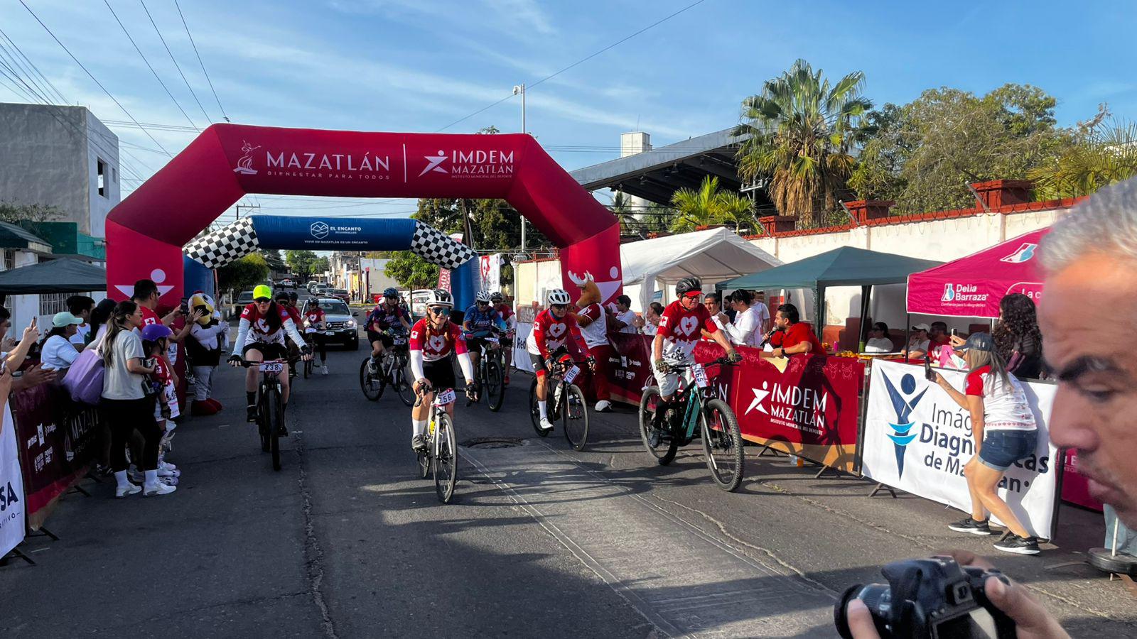 $!Pedalean por Cruz Roja en Mazatlán durante rodada altruista