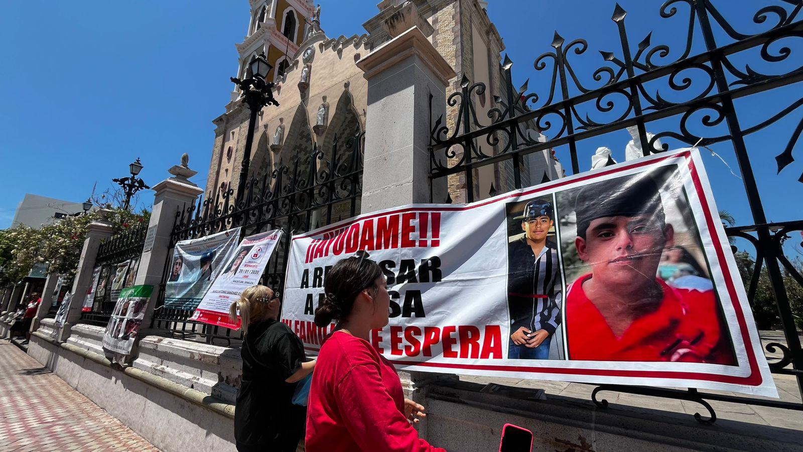 $!Elevan plegaria por sus desaparecidos en Catedral de Mazatlán