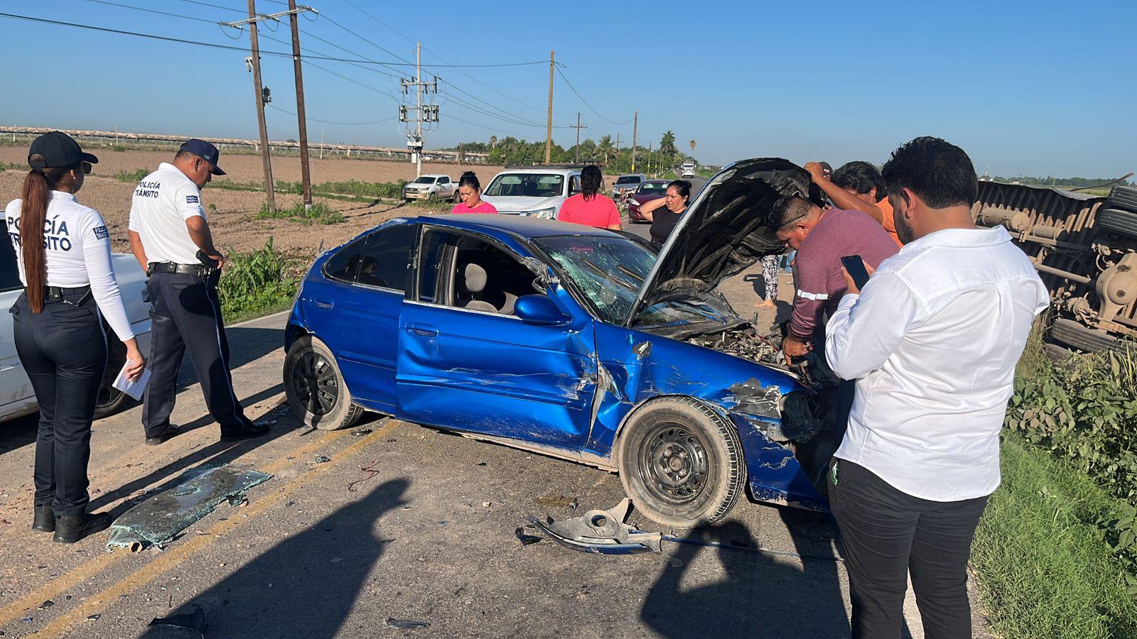 $!Vuelca camión de jornaleros tras choque en Navolato: hay cinco lesionados