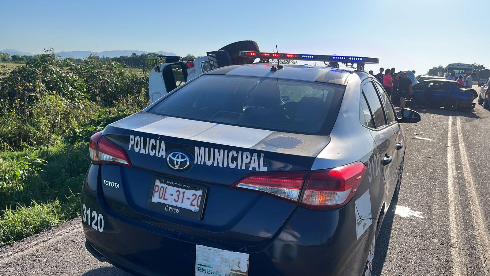 $!Vuelca camión de jornaleros tras choque en Navolato: hay cinco lesionados