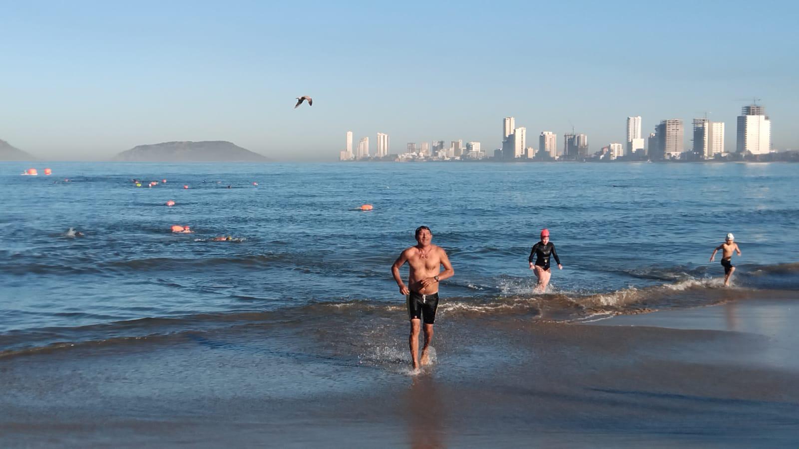 $!Mazatlán vibra con más de 100 nadadores en Playa Norte