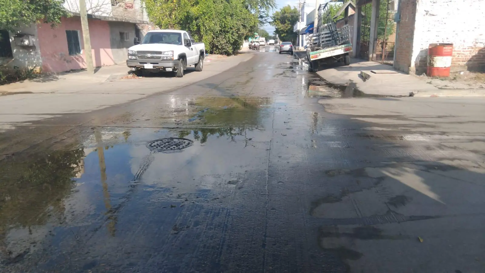 $!Molestias y preocupación provoca mega fuga de aguas negras en el Fraccionamiento Esmeralda