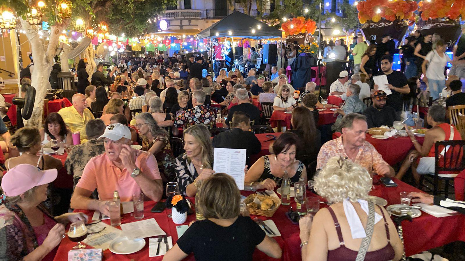 $!Se llenan restaurantes de la Plazuela Machado por la callejoneada en Mazatlán