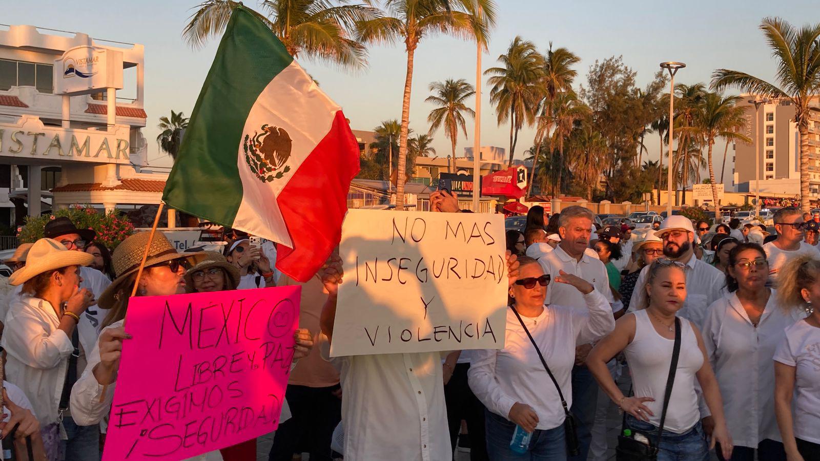 $!Mazatlecos exigen paz y revocación de mandato en marcha en el malecón