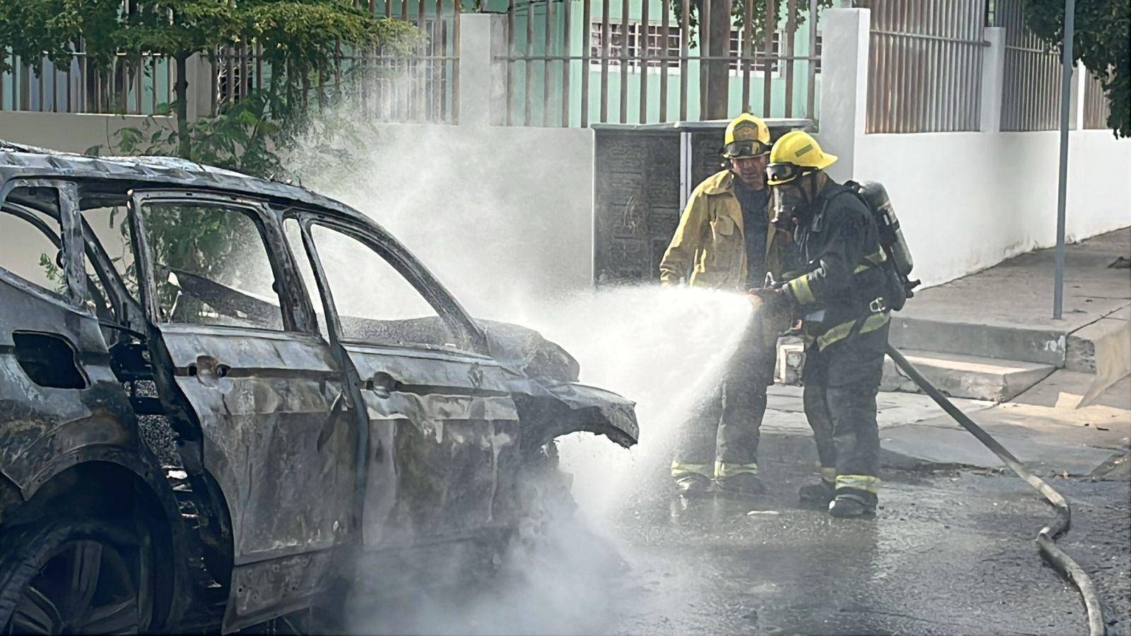 $!Camioneta se incendia tras choque en la colonia Miguel Hidalgo, en Culiacán