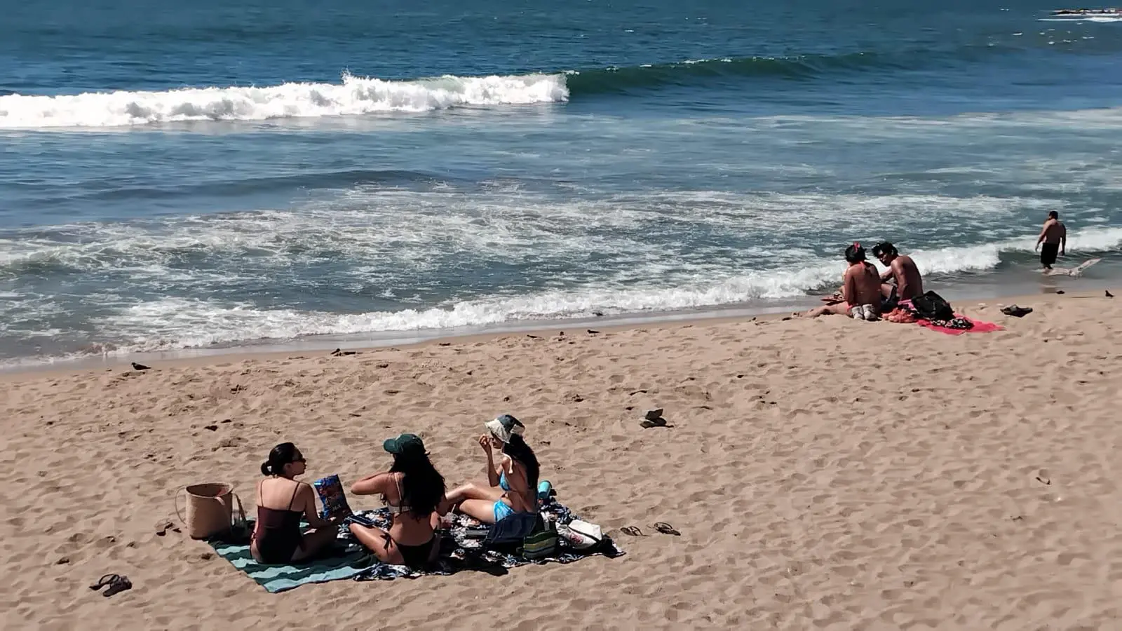 $!‘Puente’ deja poca afluencia turística en Mazatlán; playas concentran a visitantes