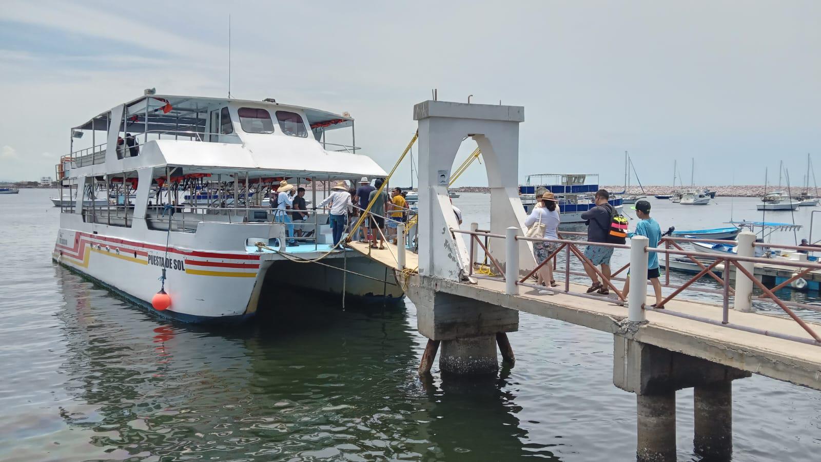 $!A pesar de la baja afluencia, turistas disfrutan de los paseos de catamarán en Mazatlán