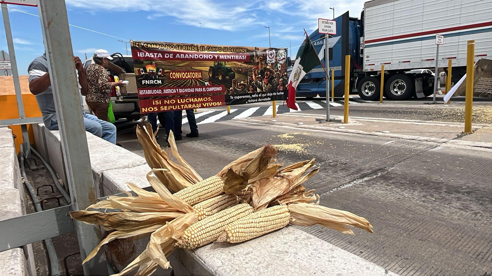 $!Cumple 24 horas protesta de agricultores en caseta El Pisal; mantienen paso libre pero analizan bloquear