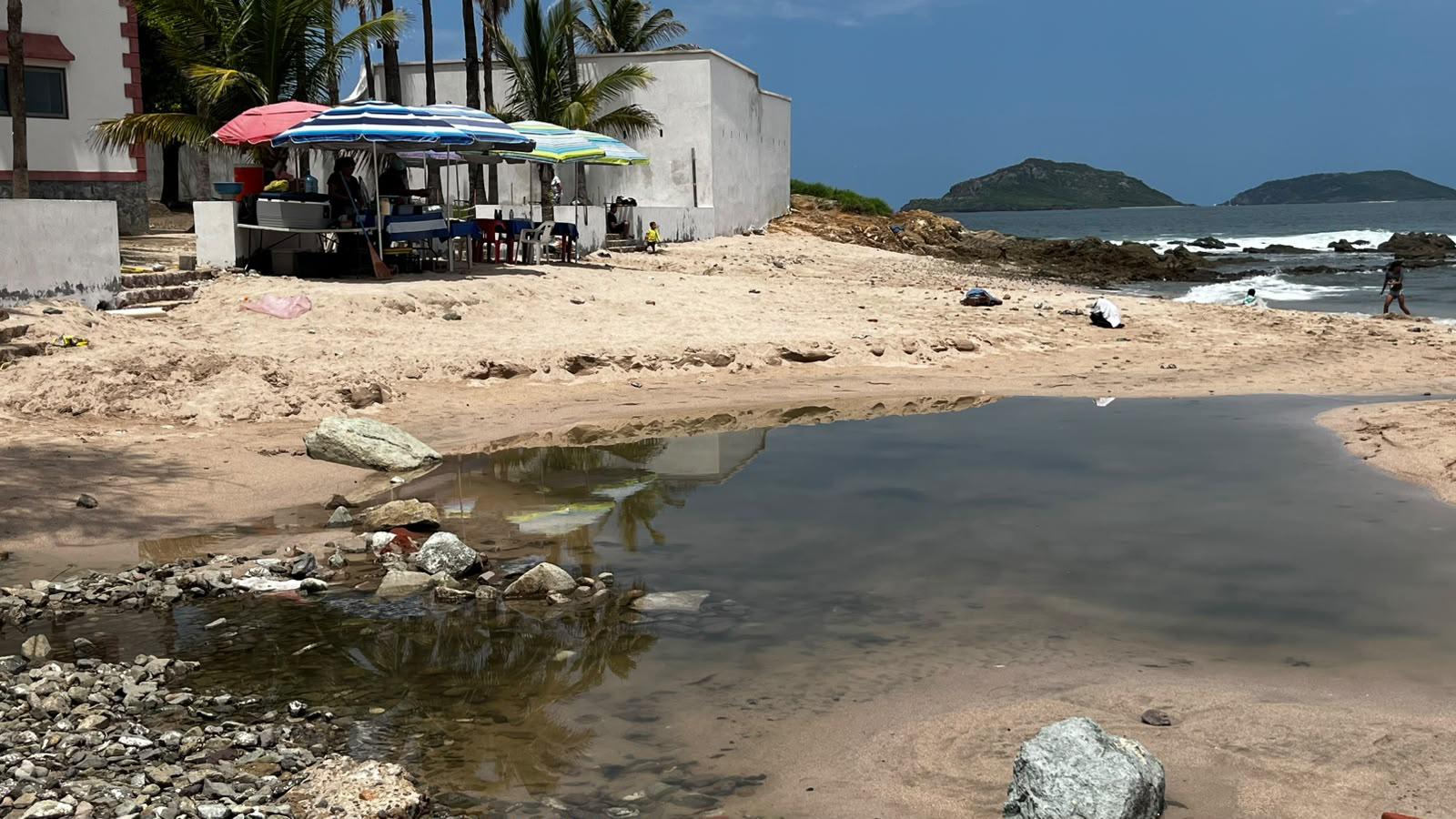 $!Disfrutan bañistas entre aguas negras y menos saturación de Playa Pinitos