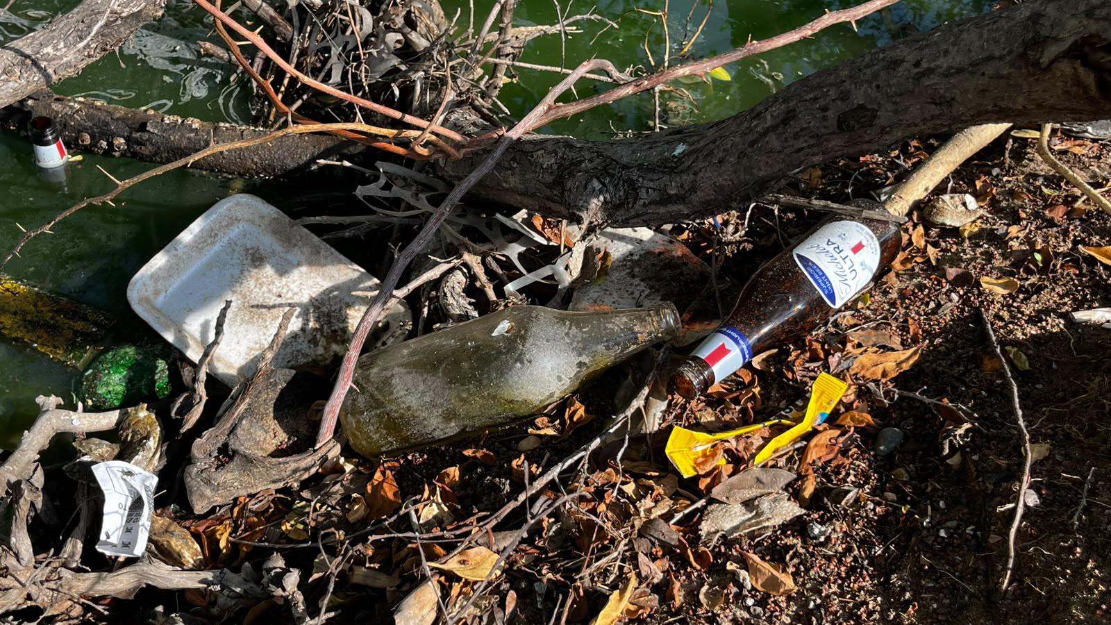 $!Continúa fuga de drenaje que contamina desde hace una semana el Estero del Yugo