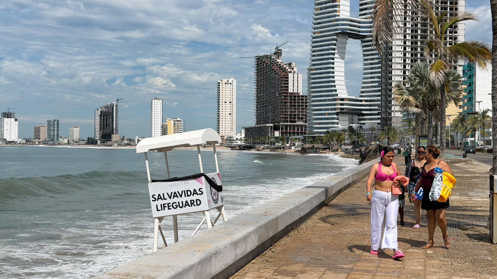 $!Se registra fuerte oleaje en playas de Mazatlán por efectos del huracán Trudy